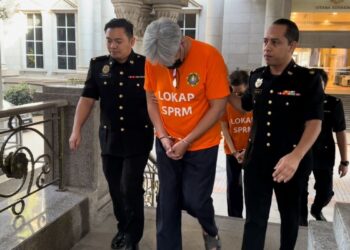 Dua individu direman buat tuntutan palsu khidmat sewa mesin lupus sampah RM8.1 juta di Mahkamah Majistret Putrajaya.