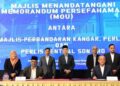 AFFENDI Rajini Kanth bersama Pengarah Eksekutif Perak Transit Berhad,Datuk Cheong  Peak Sooi menandatangani MoU yang disaksikan Mohd. Shukri Ramli dan Asrul Aimran Abd. Jalil di Bahang Bay Hotel, Teluk Bahang, Pulau Pinang semalam.-UTUSAN
