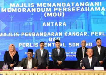 AFFENDI Rajini Kanth bersama Pengarah Eksekutif Perak Transit Berhad,Datuk Cheong  Peak Sooi menandatangani MoU yang disaksikan Mohd. Shukri Ramli dan Asrul Aimran Abd. Jalil di Bahang Bay Hotel, Teluk Bahang, Pulau Pinang semalam.-UTUSAN
