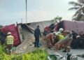 KEADAAN kemalangan melibatkan trak FRU dan lori di Jalan Sungai Lampam, Teluk Intan hari ini.  - UTUSAN