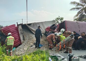 KEADAAN kemalangan melibatkan trak FRU dan lori di Jalan Sungai Lampam, Teluk Intan hari ini.  - UTUSAN