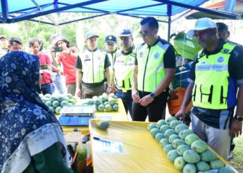 AFFENDI Rajini Kanth (kanan) ketika operasi bersepadu (Ops Harumanis) Perlis di Lebuhraya Kuala Perlis-Changlun, Arau, Perlis. -UTUSAN/ASYRAF MUHAMMAD