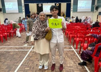 AWAL Rahimi (kanan) bersama ibunya, Noorlida Rahman menunjukkan playcard 9A+ keputusan peperiksaan Sijil Pelajaran Malaysia 2024 di Maktab Rendah Sains Mara Langkawi, Kedah.