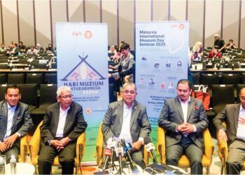 AARON Ago Dagang (tengah) dalam sidang akhbar selepas  perasmian Seminar Hari Muzium Antarabangsa Malaysia 2025 di Kuala Lumpur, semalam. – utusan/ NORHAZLINDA DEWI SUTRISNO