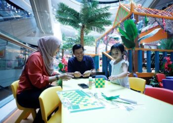 IBU bapa memainkan peranan penting mencorakkan kehidupan anak-anak dalam suasana harmoni.