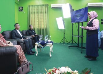 ADLY Zahari (tengah) dan Timbalan Eksekutif, Perbankan Komuniti, Kumpulan Affin Bank Berhad, Mohamad Fairuz Mohd Radi (kanan) ketika Sesi Rakaman Layar Hijau pada Majlis Pelancaran Affin Digital Space iaitu sebahagian daripada Program Digitalisasi Sekolah Dalam Kem (SDK) di Sekolah Kebangsaan (SK) TUDM Subang baru-baru ini. – UTUSAN/AFIQ RAZALI