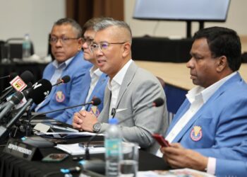 :  TENGKU Zafrul Tengku Abdul Aziz bercakap pada sidang akhbar selepas Mesyuarat Agung Tahunan ke-80 Persatuan Badminton Malaysia (BAM) di Akademi Badminton Malaysia (ABM), Bukit Kiara, semalam. GAMBAR - AMIR KHALID