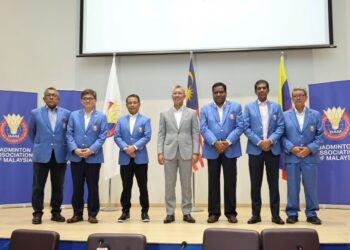 Presiden Persatuan Badminton Malaysia (BAM) yang baharu, Datuk Seri Utama Tengku Zafrul Tengku Abdul Aziz (tengah), diiringi oleh Bekas Presiden BAM, Tan Sri Norza Zakaria (tiga kiri), Timbalan Presiden BAM, Datuk V.Subramaniam (tiga kanan) dan barisan kepimpinan tertinggi BAM bergambar selepas Mesyuarat Agung Tahunan ke-80 Persatuan Badminton Malaysia (BAM) di Akademi Badminton Malaysia (ABM), Bukit Kiara di sini hari ini. GAMBAR - AMIR KHALID