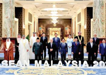 SULTAN Ibrahim berkenan bergambar bersama  pemimpin tertinggi ASEAN, negara-negara Majlis Kerjasama Teluk (GCC),  China dan Timor-Leste sempena Majlis Santapan Diraja di Istana Negara, Kuala Lumpur, semalam. – FACEBOOK/SULTAN IBRAHIM SULTAN ISKANDAR