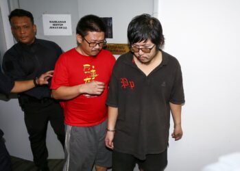 DUA lelaki didakwa melakukan khianat dengan api hingga menyebabkan kerosakan empat buah rumah di sekitar Ipoh dan Kampar, bulan lalu di Mahkamah Sesyen  Ipoh hari ini. - UTUSAN/MUHAMAD NAZREEN SYAH MUSTHAFA