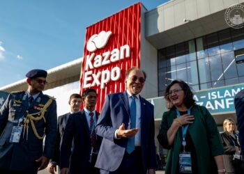ANWAR Ibrahim bersama Presiden, Vladimir Putin membuka pelbagai potensi kerjasama termasuk perdagangan, pelaburan dan pelancongan. FACEBOOK ANWAR IBRAHIM