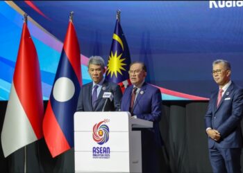 ANWAR Ibrahim (tengah) pada sidang akhbar Sidang Kemuncak ASEAN ke-46 di Pusat Konvensyen Kuala Lumpur hari ini. - UTUSAN/FARIZ RUSADIO