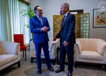 ANWAR Ibrahim tiba di Singapura untuk lawatan kerja bagi  bagi menghadiri Dialog Shangri-La (SLD) ke-22, sebuah forum keselamatan penting di peringkat serantau dan global. PEJABAT PERDANA MENTERI