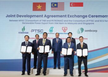 ANWAR Ibrahim bersama Perdana Menteri Singapura. Lawrence Wong (kanan) dan Perdana Menteri Vietnam, Pham Minh Chinh (kiri) menyaksikan perjanjian pembangunan tenaga boleh baharu membabitkan Petronas, TNB dan syarikat tenaga Vietnam pada Sidang Kemuncak ASEAN di Kuala Lumpur, semalam.