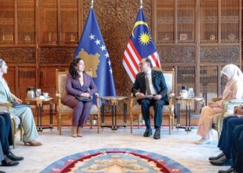 ANWAR Ibrahim bersama Vjosa Osmani Sadriu dalam satu majlis sempena lawatan rasminya ke Malaysia di Bangunan Perdana Putra, Putrajaya. – GAMBAR PMO
