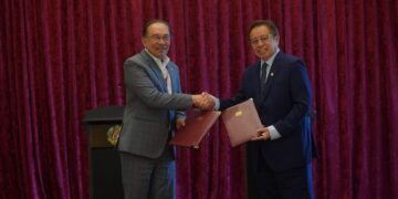 ANWAR Ibrahim dan Abang Johari Tun Openg bertukar dokumen perjanjian pada Majlis Pertukaran Memorandum Persefahaman Kerajaan Persekutuan dengan Kerajaan Sarawak di Bangunan Perdana Putra, Putrajaya, semalam. – UTUSAN/FAISOL MUSTAFA