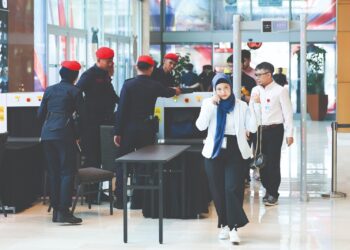 Sistem keselamatan di pintu masuk Pusat Konvensyen Kuala Lumpur yang dipasang bersempena Sidang Kemuncak ASEAN.
