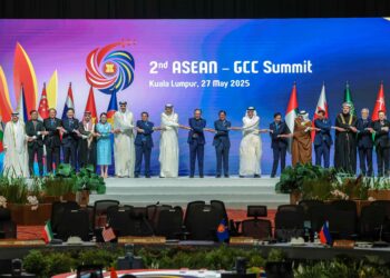 PERDANA Menteri, Datuk Seri Anwar Ibrahim (sembilan kanan) bersama Putera Mahkota Kuwait, Sheikh Sabah AlKhalid Al-Sabah (sembilan kiri) dan Ketua-ketua negara ASEAN serta Majlis Kerjasama Teluk (GCC) bergambar pada Sidang Kemuncak ASEAN-GCC ke-2 sempena Sidang Kemuncak ASEAN ke-46 di Pusat Konvesyen Kuala Lumpur (KLCC) di sini, semalam. - UTUSAN/FARIZ RUSADIO