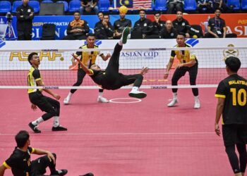 Aksi pemain Malaysia, Khairul Aman ketika membuat libasan ke dalam kawasan pasukan Brunei pada acara berpasukan dalam Kejohanan Sepak Takraw Piala Asia ASTAF 2025 di Stadium Titiwangsa, semalam. UTUSAN/SYAKIR RADIN