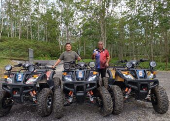 KAMALAMEEROODIN Yahya (kanan) dan Mohamad Hafizhan menunjukkan kemudahan ATV yang boleh dicuba oleh pengunjung di Kampung Semerbok, Rembau. – UTUSAN/NOR AINNA HAMZAH