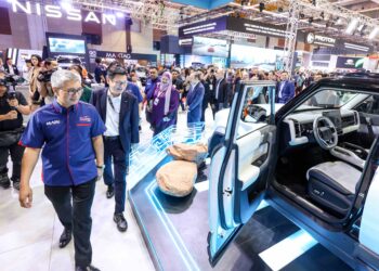 TENGKU Zafrul Tengku Abdul Aziz melihat salah sebuah kenderaan Jaecoo yang dipamerkan di reruai pameran selepas merasmikan Autoshow Malaysia 2024 di Taman Ekspo Pertanian Malaysia (MAEPS) di sini, hari ini.- UTUSAN/MUHAMAD IQBAL ROSLI