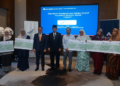 RIZAL IL-Ehzan Fadil Azim (tiga dari kiri) dan Ketua Pegawai Operasi Lembaga Zakat Selangor, Ahmad Fadil Hassan (empat dari kiri) bersama peserta program AZAM.