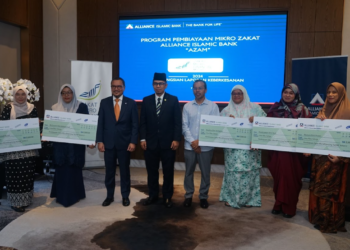 RIZAL IL-Ehzan Fadil Azim (tiga dari kiri) dan Ketua Pegawai Operasi Lembaga Zakat Selangor, Ahmad Fadil Hassan (empat dari kiri) bersama peserta program AZAM.