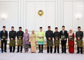 SULTAN Ibrahim berkenan mengurniakan surat pelantikan hakim di Istana Negara. -FB SULTAN IBRAHIM