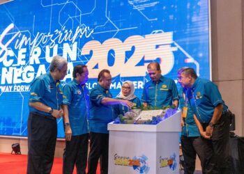 ALEXANDER Nanta Linggi (tiga dari kanan) merasmikan Simposium Cerun Negara 2025 di Putrajaya.