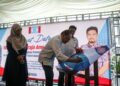 ANWAR Ibrahim menandatangani plak perasmian Pejabat PKR Langkawi di Maha City, Langkawi. -UTUSAN/SHAHIR NOORDIN