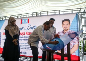 ANWAR Ibrahim menandatangani plak perasmian Pejabat PKR Langkawi di Maha City, Langkawi. -UTUSAN/SHAHIR NOORDIN