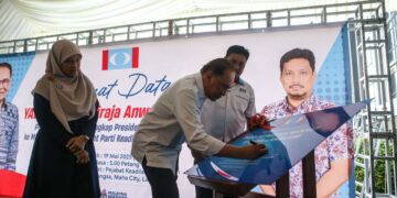 ANWAR Ibrahim menandatangani plak perasmian Pejabat PKR Langkawi di Maha City, Langkawi. -UTUSAN/SHAHIR NOORDIN