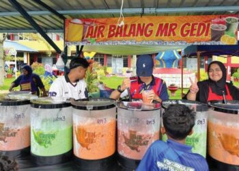 JUALAN air balang oleh pelajar sempena Hari Koperasi dan Karnival Hal Ehwal Murid (HEM) Persatuan Ibu Bapa dan Guru (PIBG) 2025 Sekolah Menengah Kebangsaan Sungai Koyan.
