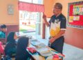 BERTONGKAT bukan halangan Nadzri Ahmad terus mengajar 
di Sekolah Kebangsaan (SK) Ulu Tembeling di Jerantut, Pahang. 
– UTUSAN/HARIS FADILAH AHMAD