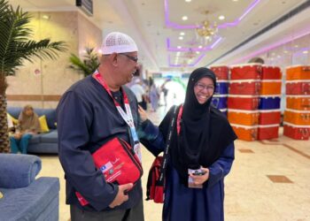 SALBIAH Ismail dan Norazlan Mohammad Nor di Hotel Land Premium, Mekah baru-baru ini.