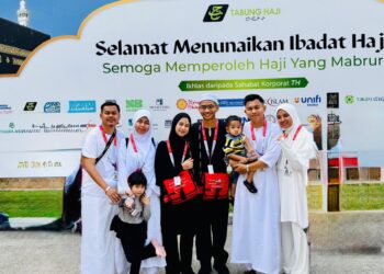NUR-RAIHAN Izzati Ahmad Zaidee (dua dari kiri) bersama Nur Rafhanah Izzah (tiga dari kiri) dan Nur-Rasyidah Iylia (kanan) bersama suami masing-masing sebelum berlepas ke tanah suci.