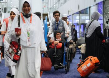 KUMPULAN pertama jemaah haji Malaysia dari KT001, KT002 dan KT003 mula tiba di Mekah semalam.
