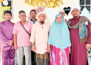 MOHD. Shaiful Amri Razali (tengah) bersama ahli keluarganya di Kampung Wakaf, Pasir Puteh, Kelantan.
