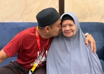 SOFIAH TALIB menerima kucupan daripada anak tunggalnya, Mohd. Rodzi Che Noh di hotel Abraj Al Janadriyah, Mekah baru-baru ini.