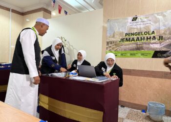 Anuar Ahmad bertanya sesuatu kepada petugas TH di Pejabat PJH, Abraj Al Janadriyah, Mekah, Jumaat lalu.