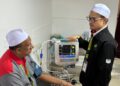 Muhammad Faris Abu Hasan memeriksa kesihatan seorang jemaah haji di Madinah baru-baru ini.