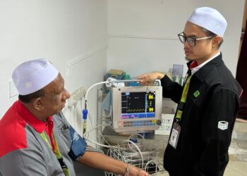 Muhammad Faris Abu Hasan memeriksa kesihatan seorang jemaah haji di Madinah baru-baru ini.