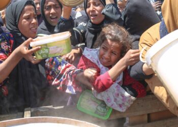 Rakyat Palestin terpaksa berebut mendapatkan makanan di kem Pelarian Nuseirat, Gaza berikutan stok bahan mentah dan makanan yang semakin terhad akibat sekatan oleh rejim Zionis. – AFP
