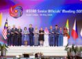 Ketua Setiausaha Kementerian Luar, Datuk Seri Amran Mohamed Zin (enam dari kiri) bersama perwakilan yang menghadiri mesyuarat pegawai kanan (SOM) ASEAN di Kuala Lumpur, semalam. - BERNAMA