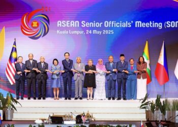 Ketua Setiausaha Kementerian Luar, Datuk Seri Amran Mohamed Zin (enam dari kiri) bersama perwakilan yang menghadiri mesyuarat pegawai kanan (SOM) ASEAN di Kuala Lumpur, semalam. - BERNAMA