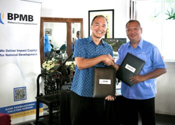 Ketua Perbankan Korporat dan Penasihat di Bank Pembangunan Malaysia Berhad, Wee Yee Tat (kiri) dan Pengarah Tenggiling Resort Sdn Bhd, Datuk Seri Thomas Lau (kanan) bertukar dokumen dalam majlis menandatangani perjanjian pembiayaan Lundu Beach Resort.