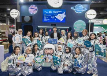 Raphael Jiang (berdiri, tengah) dalam majlis pelancaran rangkaian lampin BZU BZU, VelvetBreeze di Kuala Lumpur, hari ini.