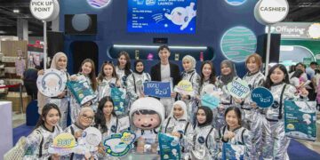 Raphael Jiang (berdiri, tengah) dalam majlis pelancaran rangkaian lampin BZU BZU, VelvetBreeze di Kuala Lumpur, hari ini.
