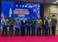 ANIZA Kamarulzaman (empat dari kiri) bergambar bersama pada majlis penyerahan buku PDRM ke sekolah-sekolah dan Kempen Galakan Membaca Peringkat Wilayah Persekutuan Putrajaya 2025.