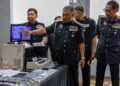 ZAKARIA Shaaban (tengah) menunjukkan peralatan yang dirampas berkaitan Pemalsuan E-PLKS dan Ejen Haram di Jabatan Imigresen Malaysia di Putrajaya semalam - UTUSAN/FAISOL MUSTAFA